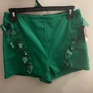 Spirit Halloween shorts apart of a poison ivy costume. Size large.